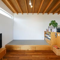 杉並区荻窪の売買物件/リビングの一部は小上がりに。お子さんのプレイスペースとしても、ごろんとくつろぐスペースとしても