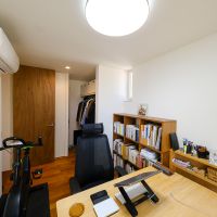 杉並区荻窪の売買物件/約5.7畳の洋室。ドアの横にはクローゼット