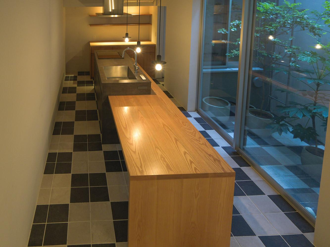 渋谷区上原の売買物件/中庭に沿うように造作されたカウンターキッチン