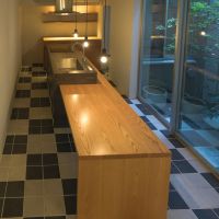 渋谷区上原の売買物件/中庭に沿うように造作されたカウンターキッチン