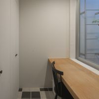 渋谷区上原の売買物件/キッチン奥の書斎。背後には収納棚がたっぷり