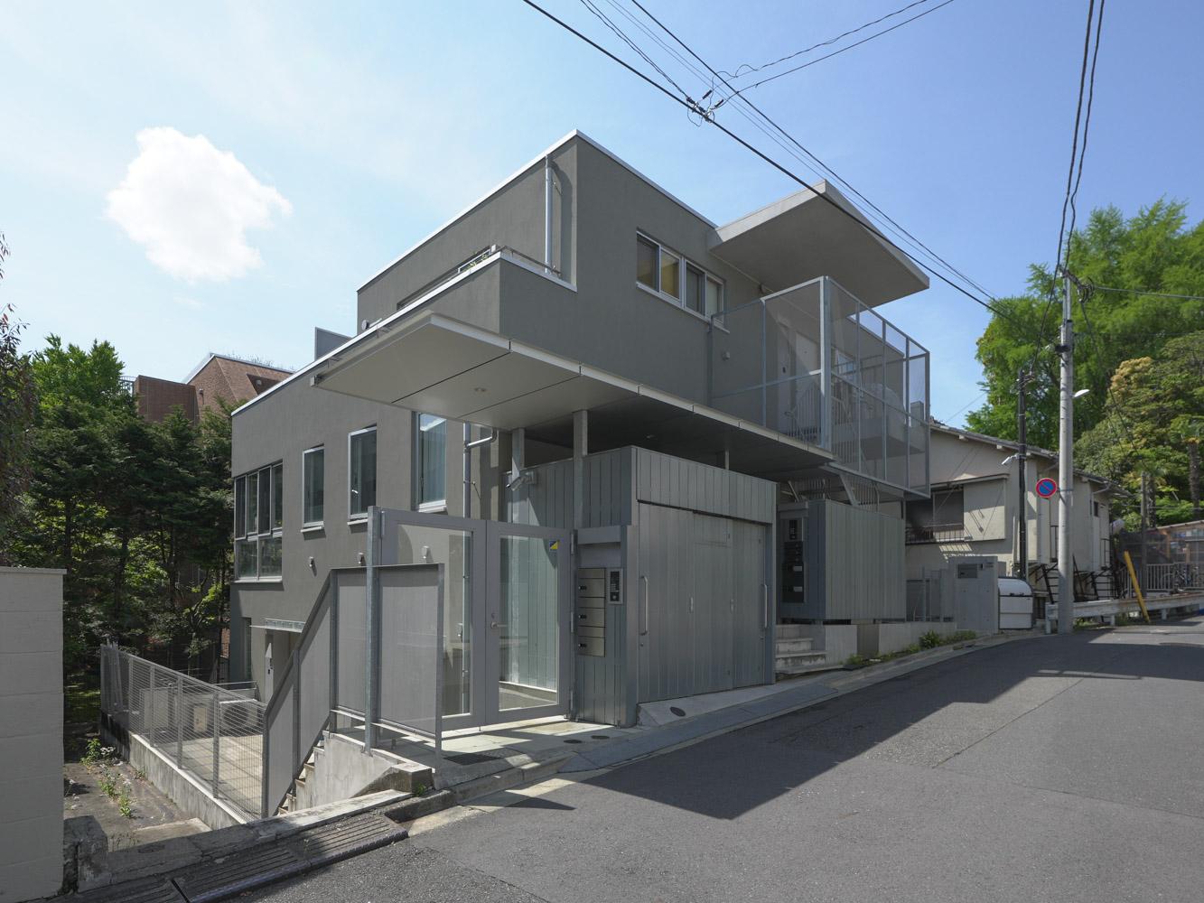 渋谷区上原の売買物件/建物外観。他の入居者とはすれ違えば挨拶を交わす、ほどよい距離感だそう