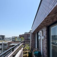 川崎市宮前区宮前平の売買物件/東側バルコニーにたくさん植物を置いていたそう