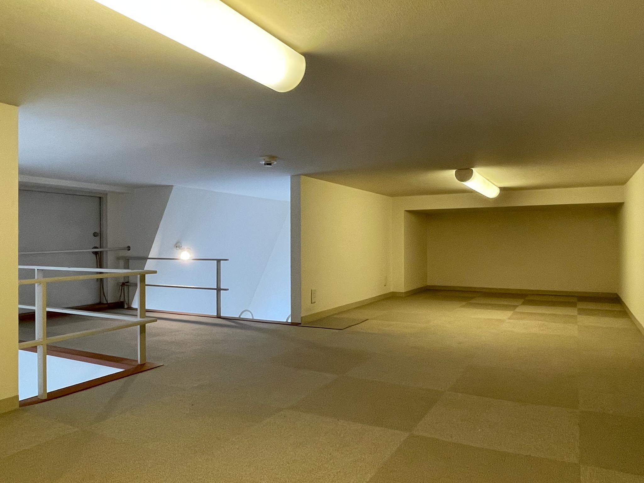 中野区東中野の賃貸物件/直立して歩くのは難しいですが、寝転んでくつろいだり、ローテーブルを置いてデスクワークをしたりと、十分に活用できるスペースです