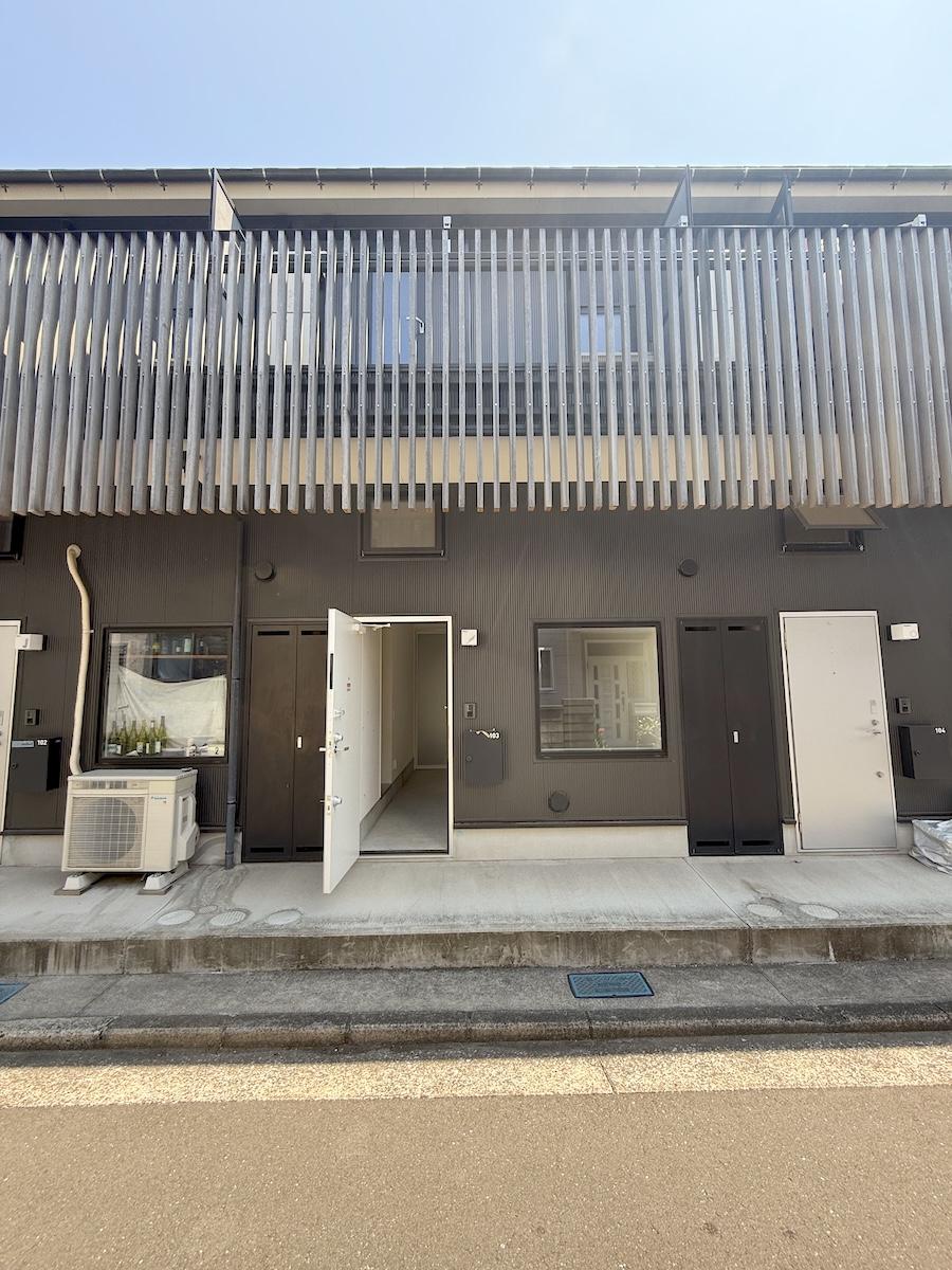 横浜市金沢区釜利谷東の賃貸物件/玄関側の外観、ルーバーがアクセントになっています