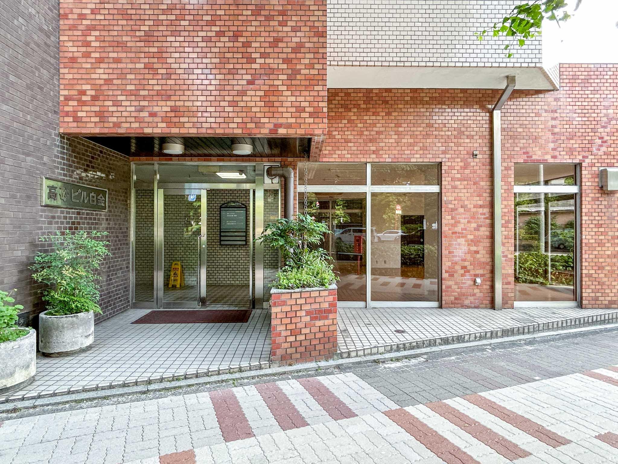 品川区上大崎の賃貸物件/出入り口は建物のエントランスホールにあります