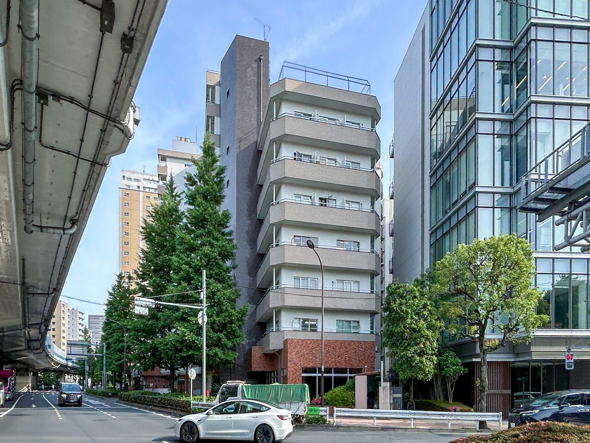 品川区上大崎の賃貸物件/大通りの角に立つレトロビル