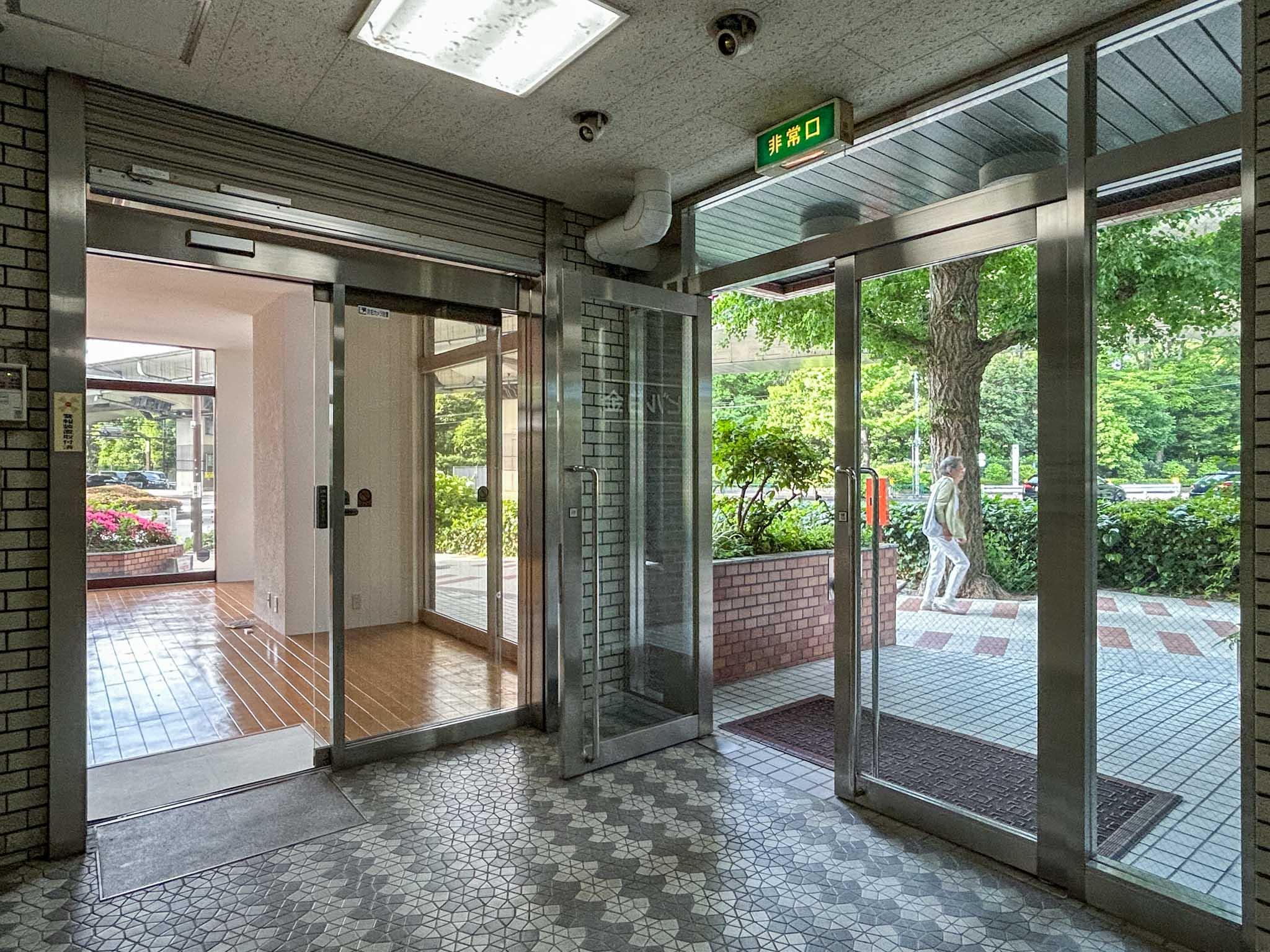 品川区上大崎の賃貸物件/エントランスホールを介して、室内に入ります