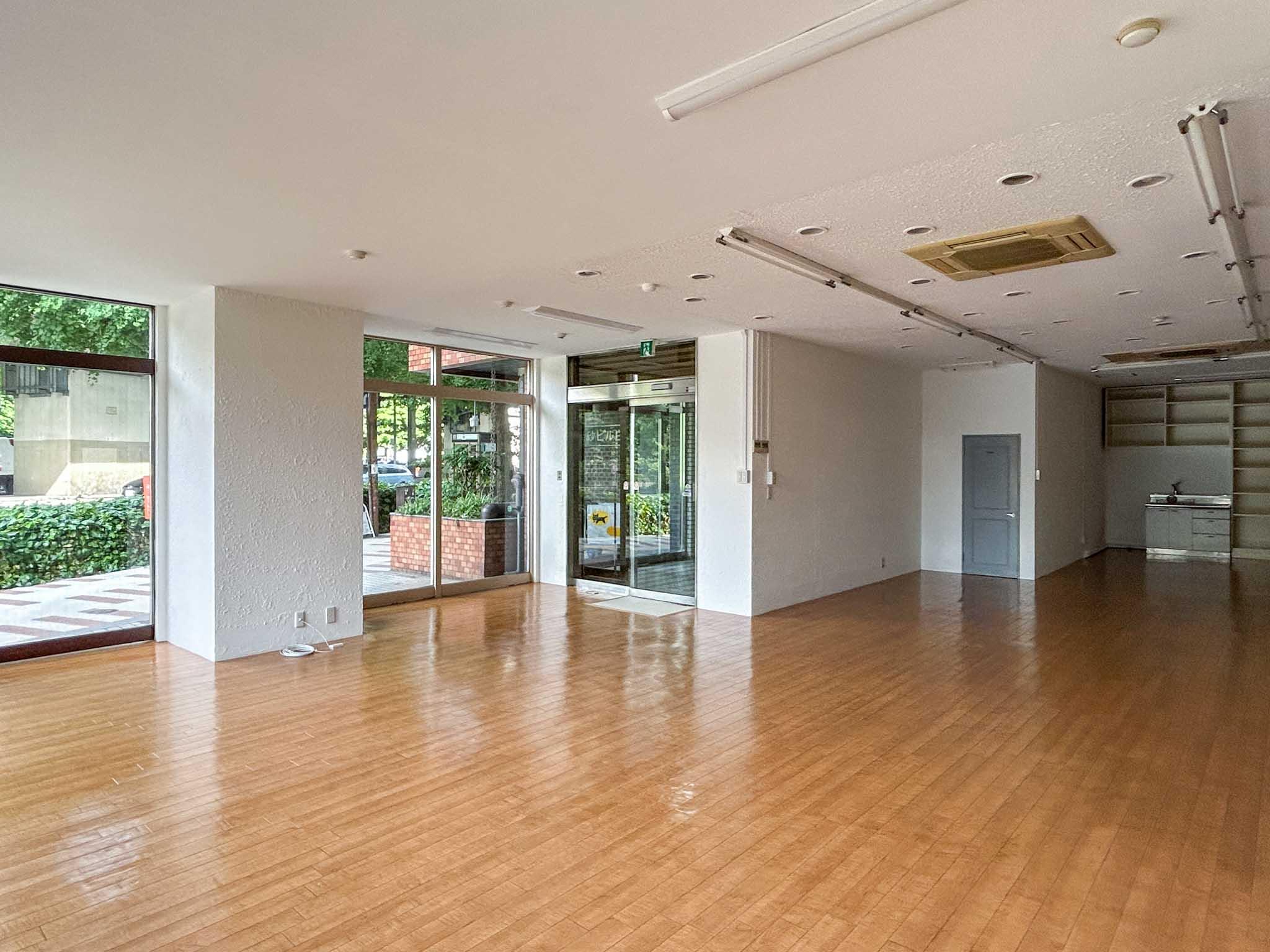 品川区上大崎の賃貸物件/天井高は2.7mほど。部屋の形はL字型で、90㎡近くあるワンルーム