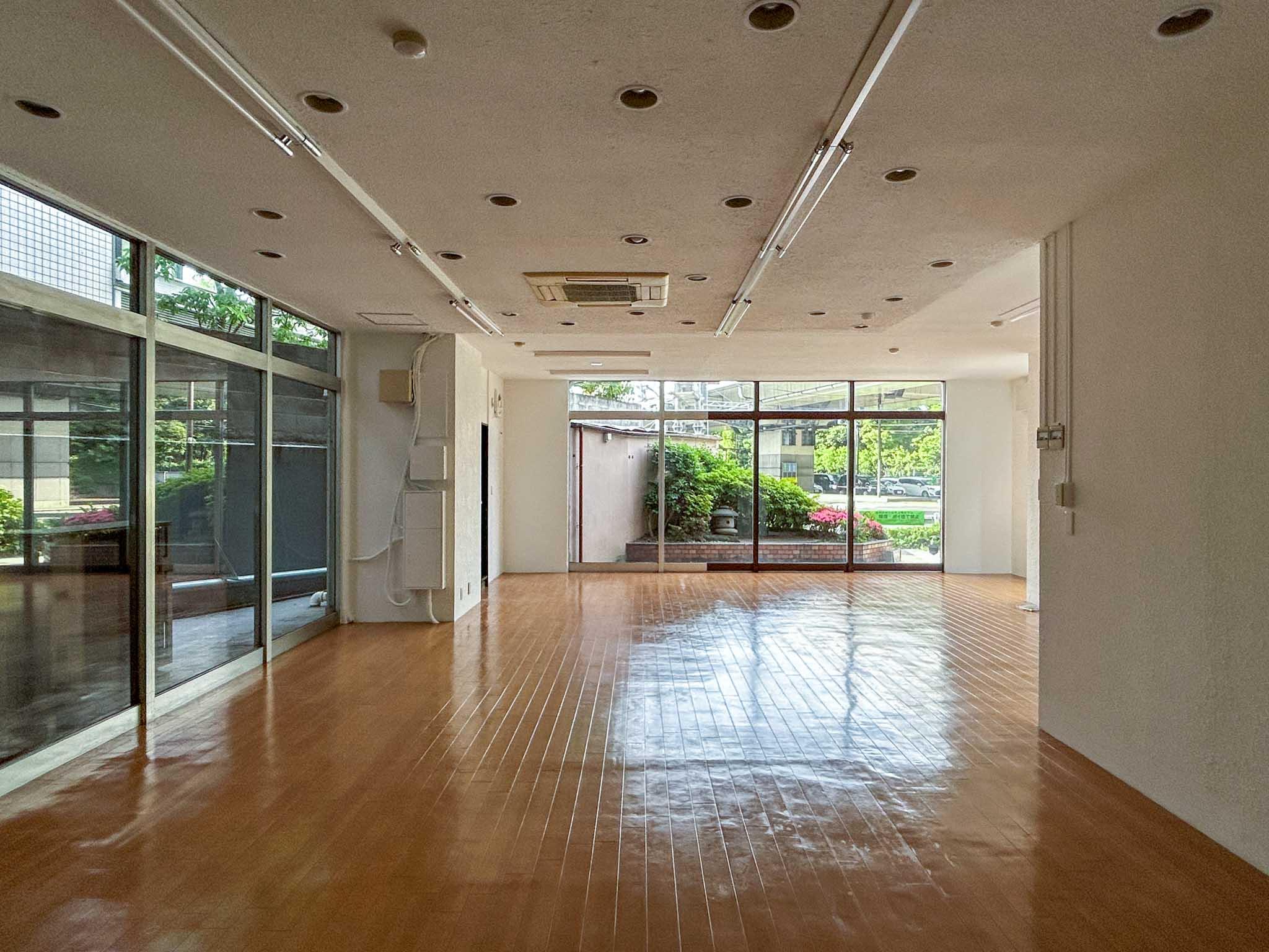 品川区上大崎の賃貸物件/部屋の奥から道路側をみる