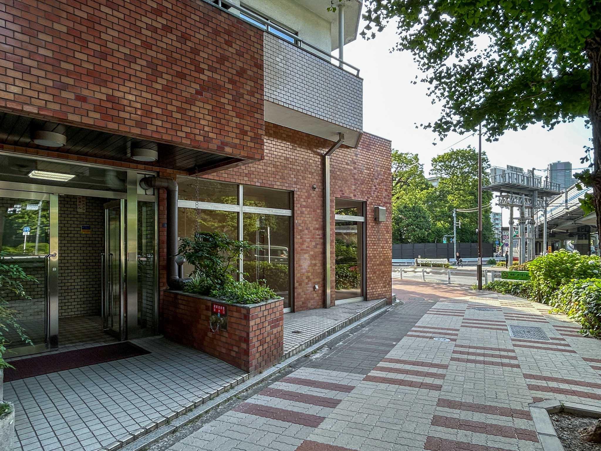 品川区上大崎の賃貸物件/エントランス側からみる