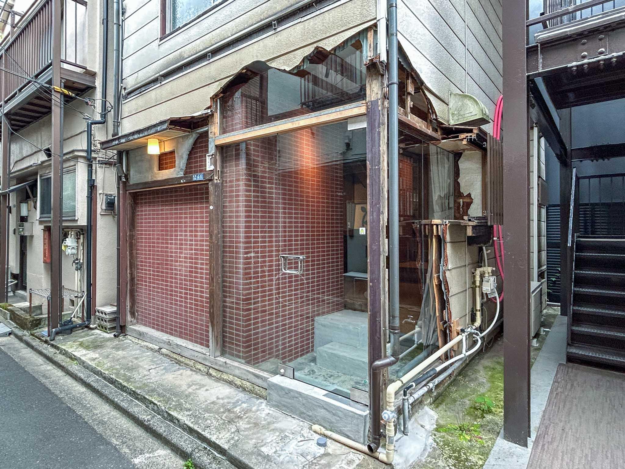 江東区清澄の賃貸物件/一見すると解体中のような、異様な佇まい。入る前からワクワクします