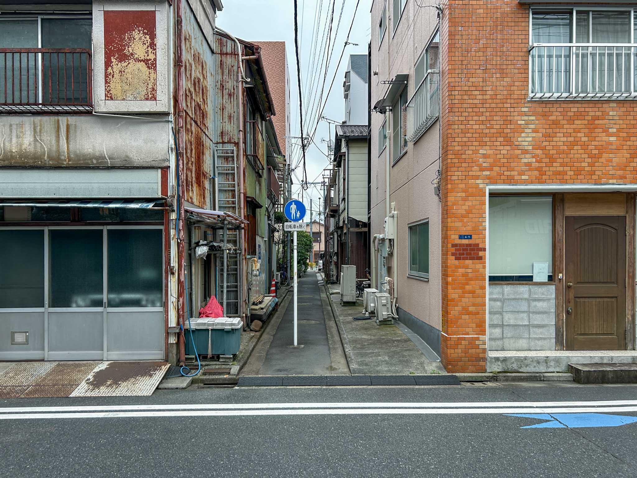 江東区清澄の賃貸物件/道路側から建物をみる。道路からでもその異様さは感じ取れます