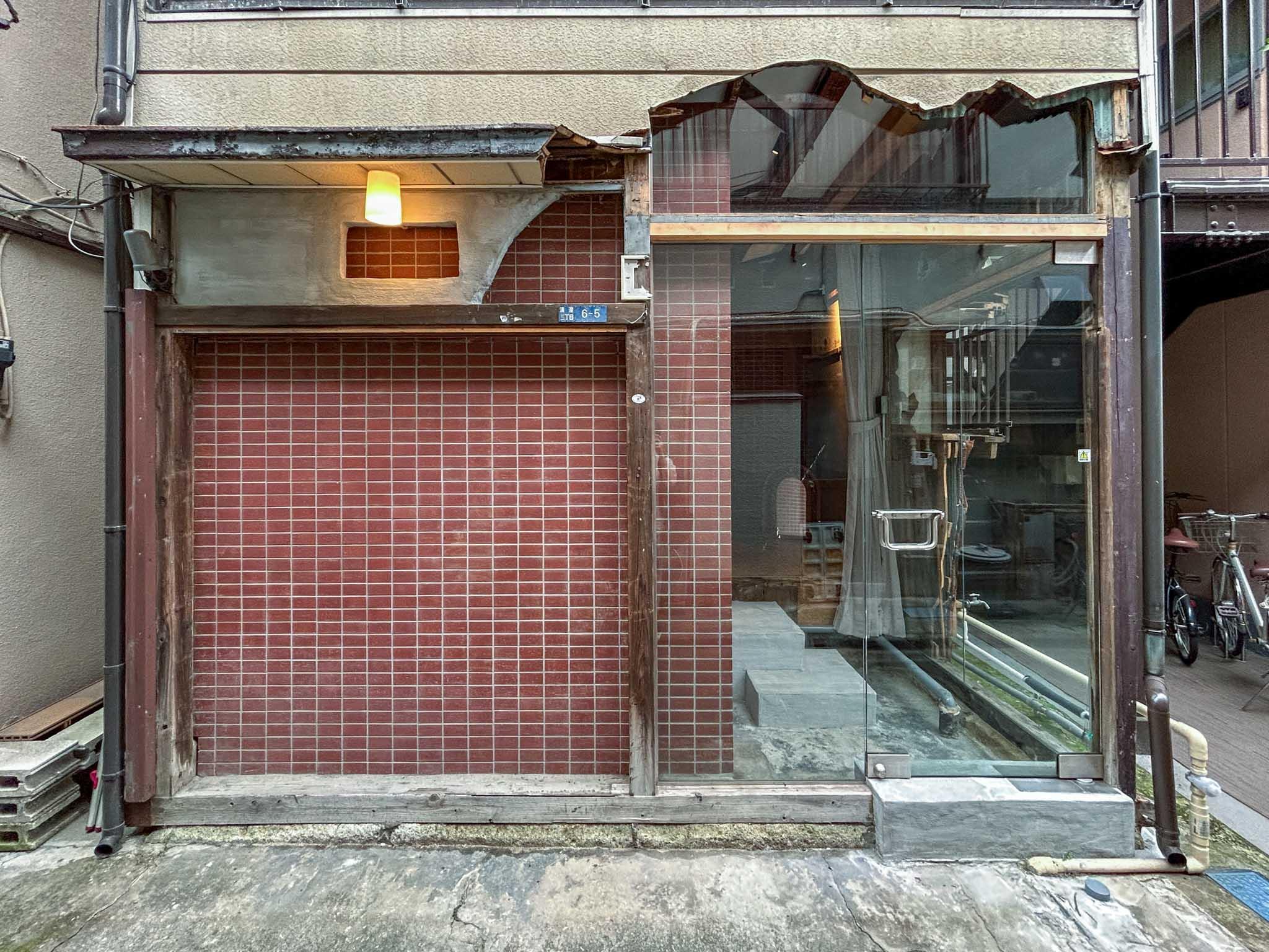 江東区清澄の賃貸物件/建物正面。行燈のように、ぼんやりと光る照明もいい感じ