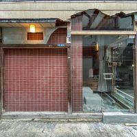江東区清澄の賃貸物件/建物正面。行燈のように、ぼんやりと光る照明もいい感じ