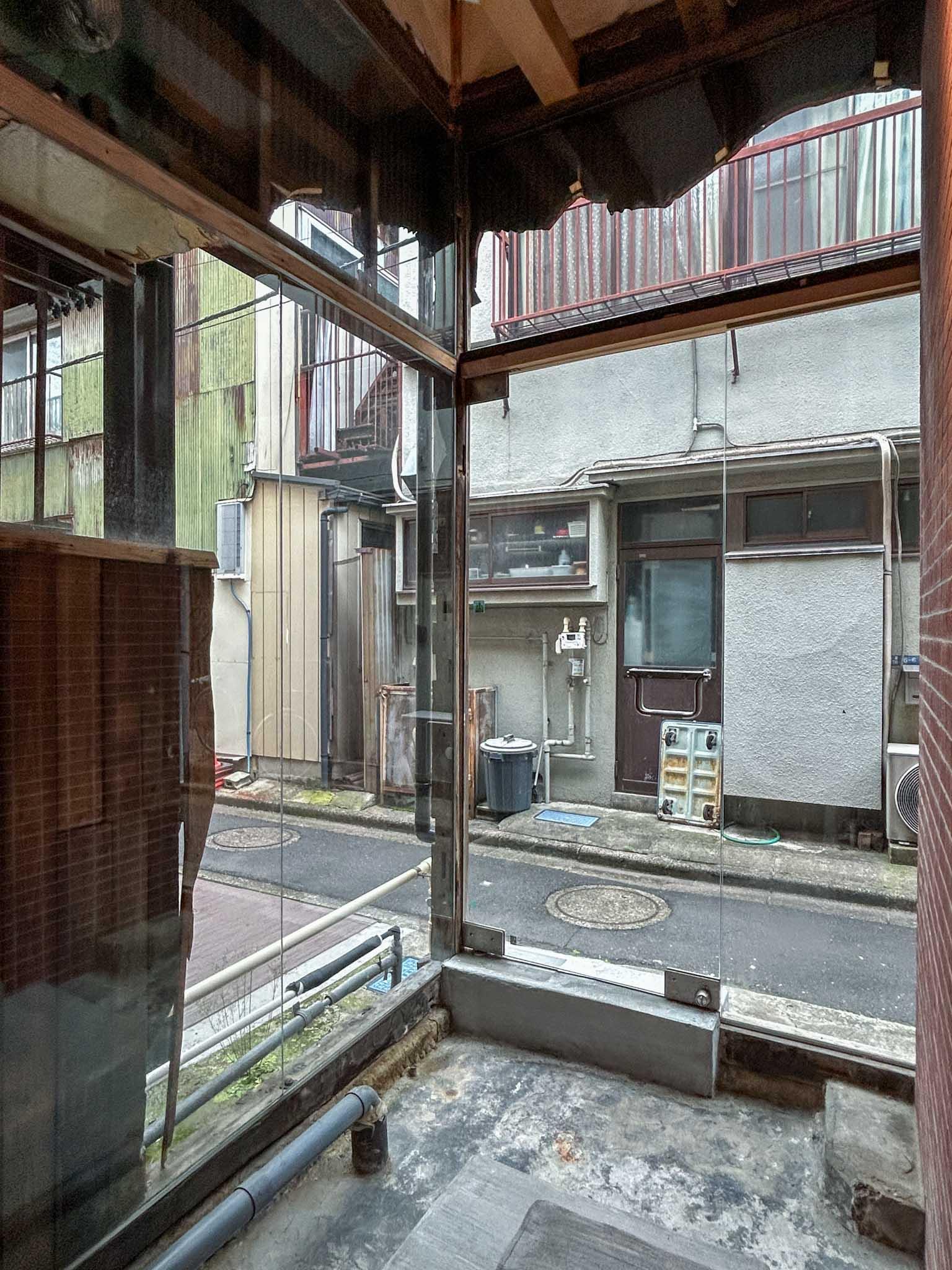 江東区清澄の賃貸物件/室内から外をみる