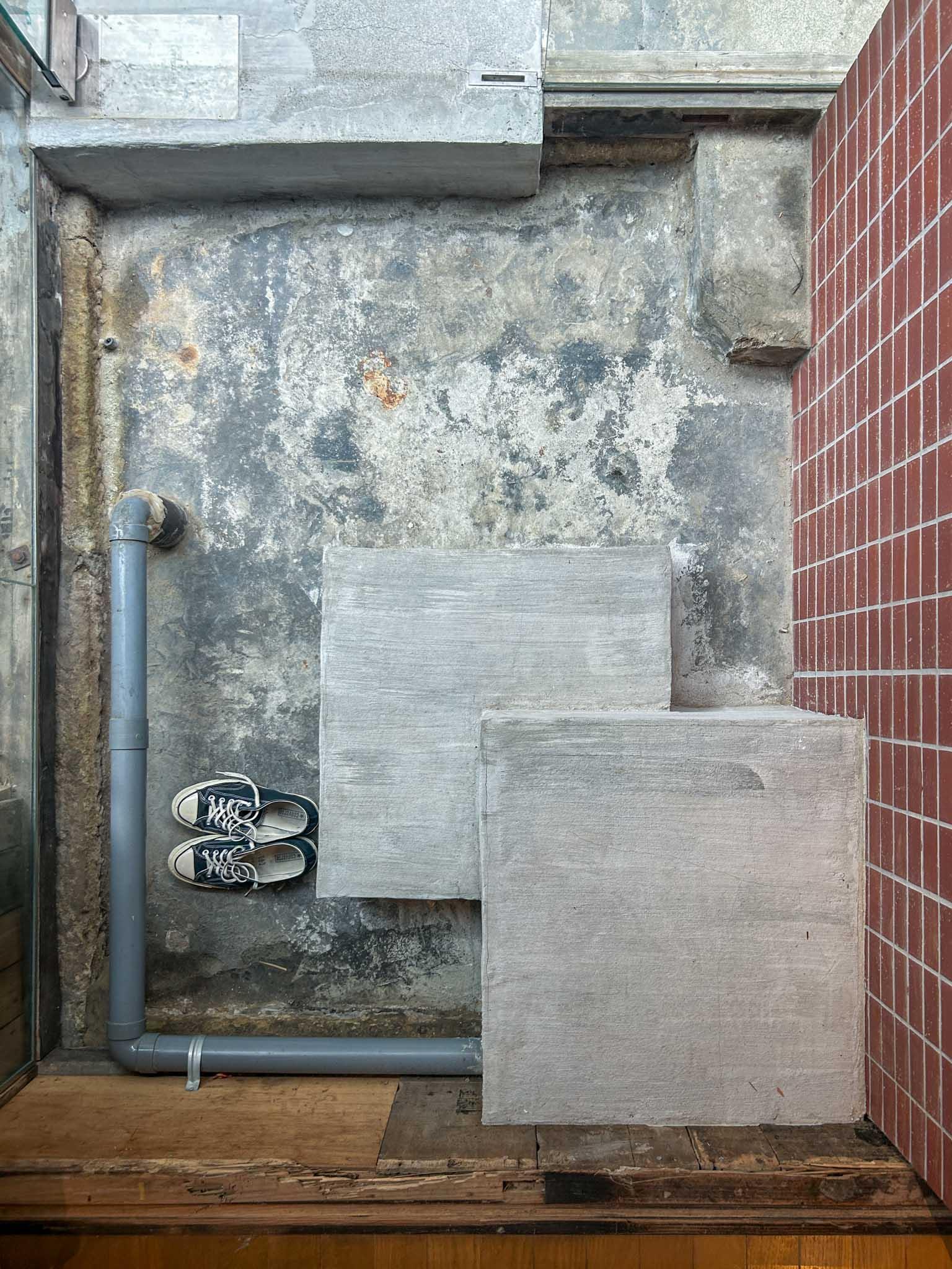 江東区清澄の賃貸物件/玄関土間。ふたつのコンクリートの塊が、フロアに上がるための階段代わり