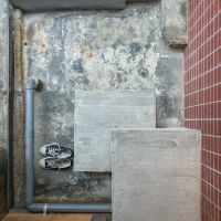 江東区清澄の賃貸物件/玄関土間。ふたつのコンクリートの塊が、フロアに上がるための階段代わり
