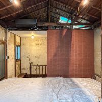 江東区清澄の賃貸物件/階段横のレンガの箱に、シャワールームが収まっています