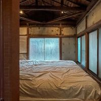 江東区清澄の賃貸物件/むき出しの梁にマットが乗っているので、浮いているようにも見えます（手前の隙間にはアクリル板設置予定）
