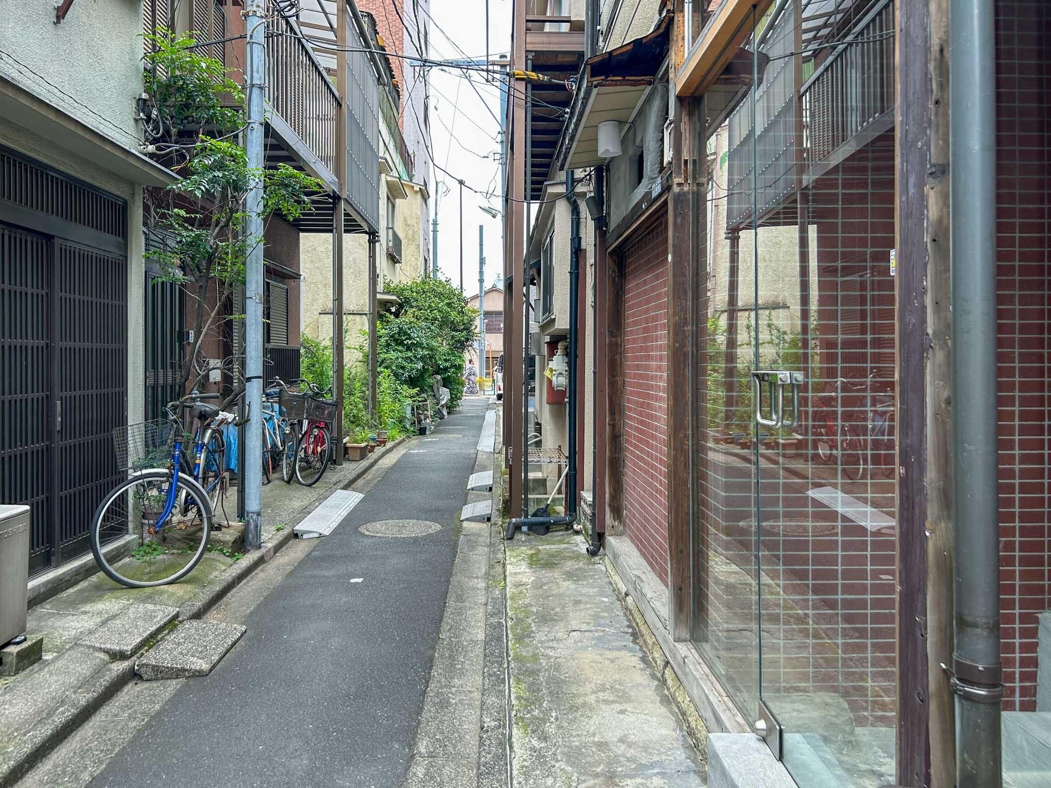 江東区清澄の賃貸物件/路地を南へ抜けると、清洲橋通りの方にも出られます