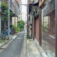 江東区清澄の賃貸物件/路地を南へ抜けると、清洲橋通りの方にも出られます