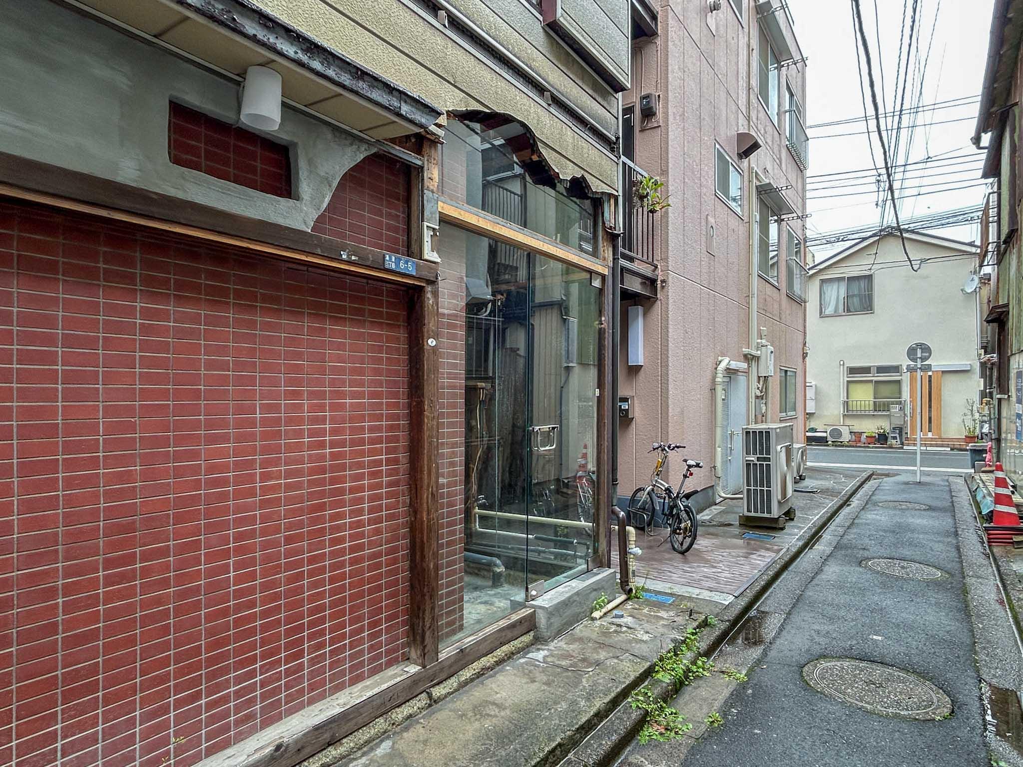 江東区清澄の賃貸物件/建物前から北側の道路を見る