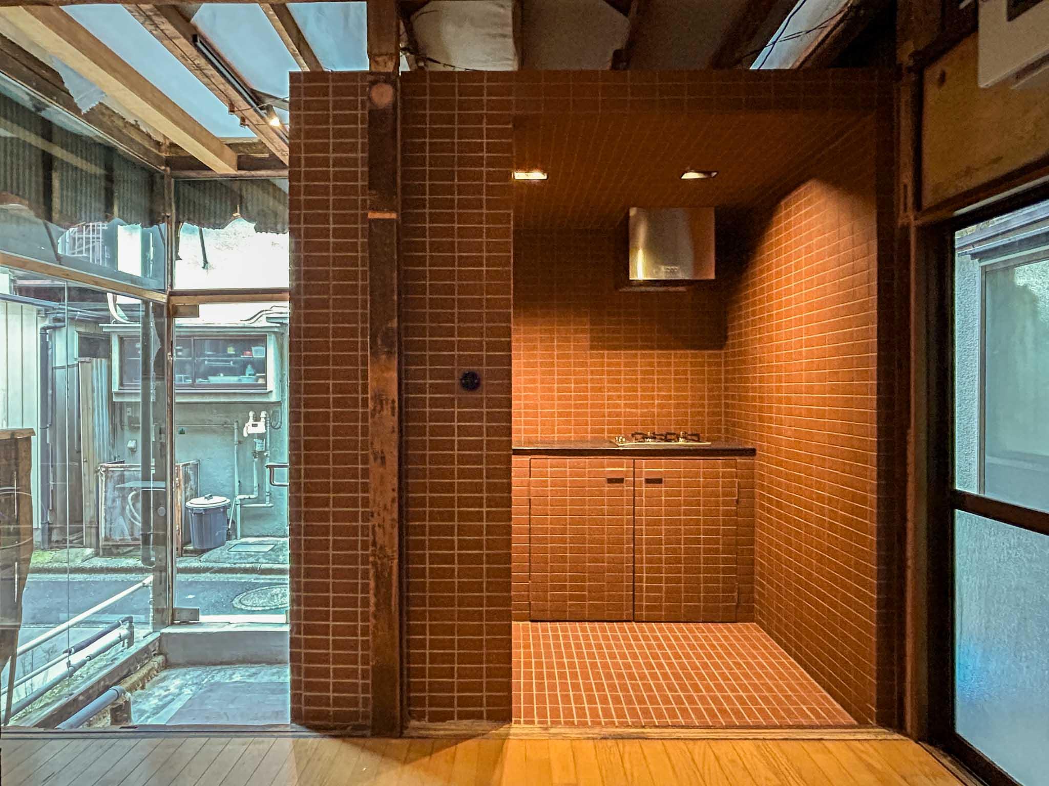 江東区清澄の賃貸物件/玄関横に、キッチンが収まる箱があります