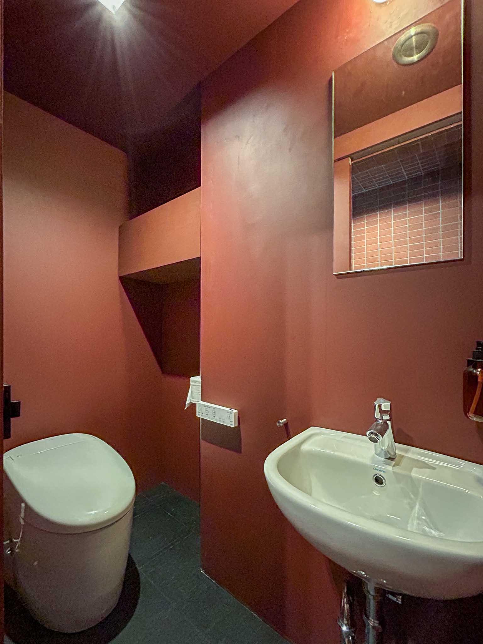 江東区清澄の賃貸物件/トイレの壁もワインレッド
