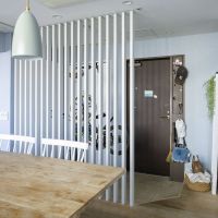 品川区東品川の売買物件/玄関を入ってすぐにダイニングですが、ルーバーのおかげで不思議としっかり区切られているという印象