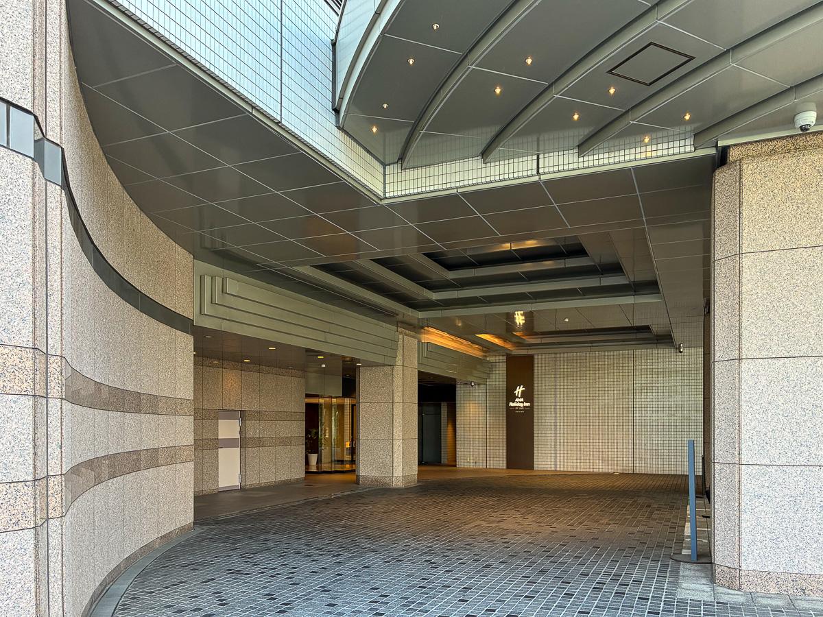 品川区東品川の売買物件/エントランス。駅直結のオフィスビルからここまで屋根があるので、雨が降っていても濡れずにたどりつけます