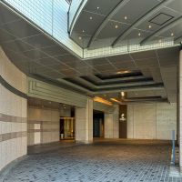 品川区東品川の売買物件/エントランス。駅直結のオフィスビルからここまで屋根があるので、雨が降っていても濡れずにたどりつけます