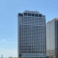 品川区東品川の売買物件/運河の対岸から見たマンション。上層階はホテルとして運用されているマンション