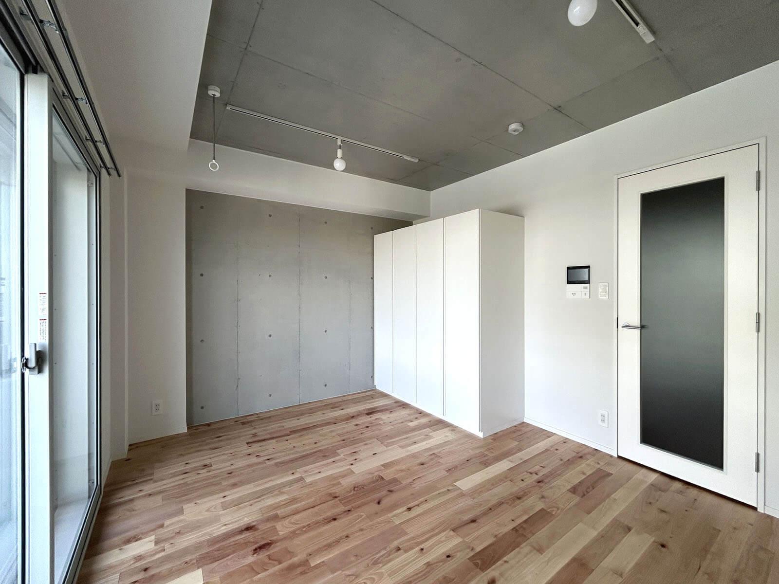 杉並区高円寺北の賃貸物件/無垢フローリングの素材感が心地よい7.6帖（反転タイプの別部屋）
