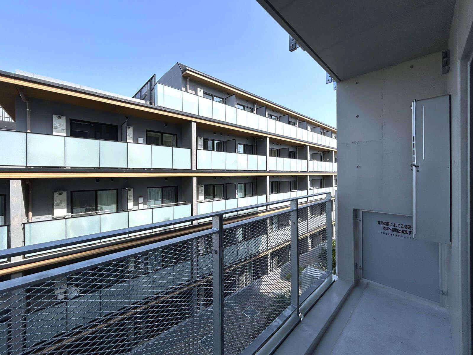 杉並区高円寺北の賃貸物件/東向きのバルコニー、目の前に建物がありますが気にせず活用しちゃいましょう（反転タイプの別部屋で眺めは異なります）