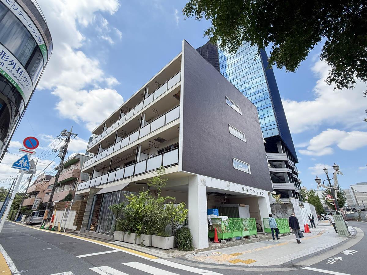中野区中野の賃貸物件/渋い存在感の外観。今回のリノベーションで耐震・断熱・配管交換など建物のベースの工事もしっかり行っています