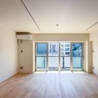 中野区中野の賃貸物件/405号室の床材はバーチの無垢材。約13帖のゆったりとしたワンルーム。家具レイアウトはいろいろと遊べます