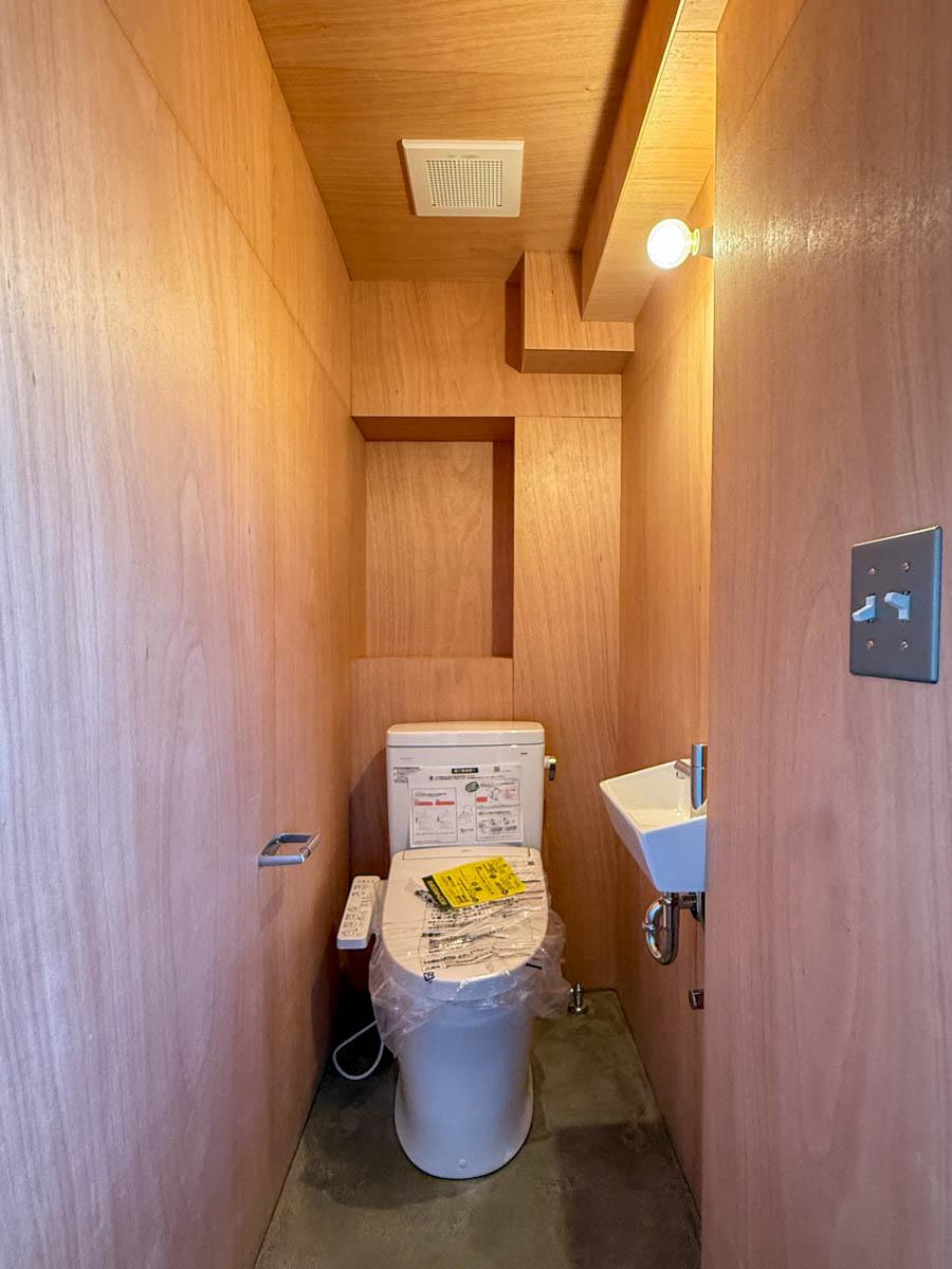 中野区中野の賃貸物件/ラワン材で囲まれたトイレが落ち着く（302・303号室）