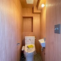 中野区中野の賃貸物件/ラワン材で囲まれたトイレが落ち着く（302・303号室）