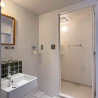 中野区中野の賃貸物件/303号室は302号室とほぼ同じつくりですが、間取りが反転しているのと、洗面のタイルが少し異なります