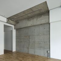 中野区中野の賃貸物件/少しわかりづらいですが、天井のアイボルトを生かして、ハンガーパイプを吊るしています（303号室）