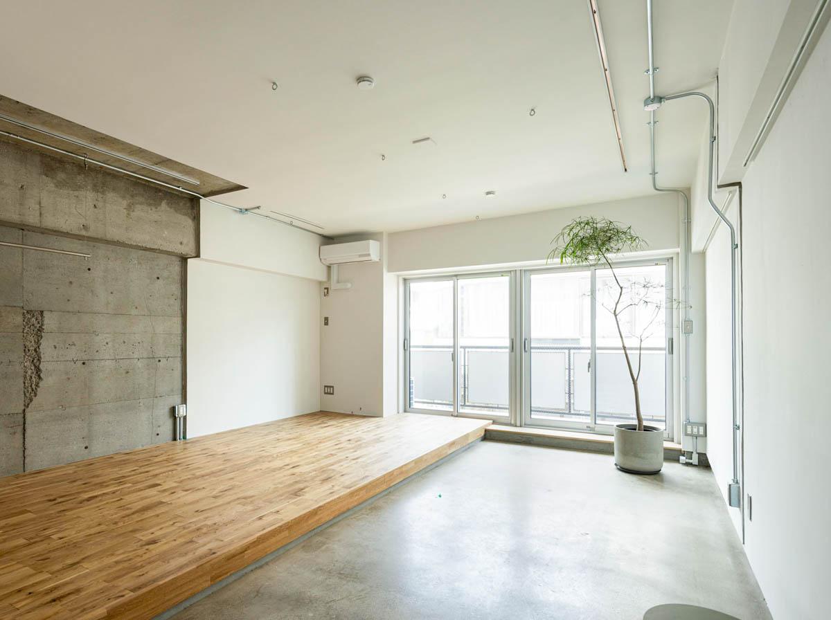 中野区中野の賃貸物件/部屋の半分が土間になった302号室。土間部分は土足の利用もOK。住居兼事務所のように人を招く用途も◎