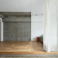 中野区中野の賃貸物件/アイボルトにワイヤーを通して、カーテンを吊れば、緩やかに部屋を区切ることもできます（302号室）