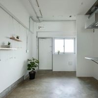 中野区中野の賃貸物件/ピクチャーレールを活用して壁面にちょっとした棚を吊ることもできます（302号室）