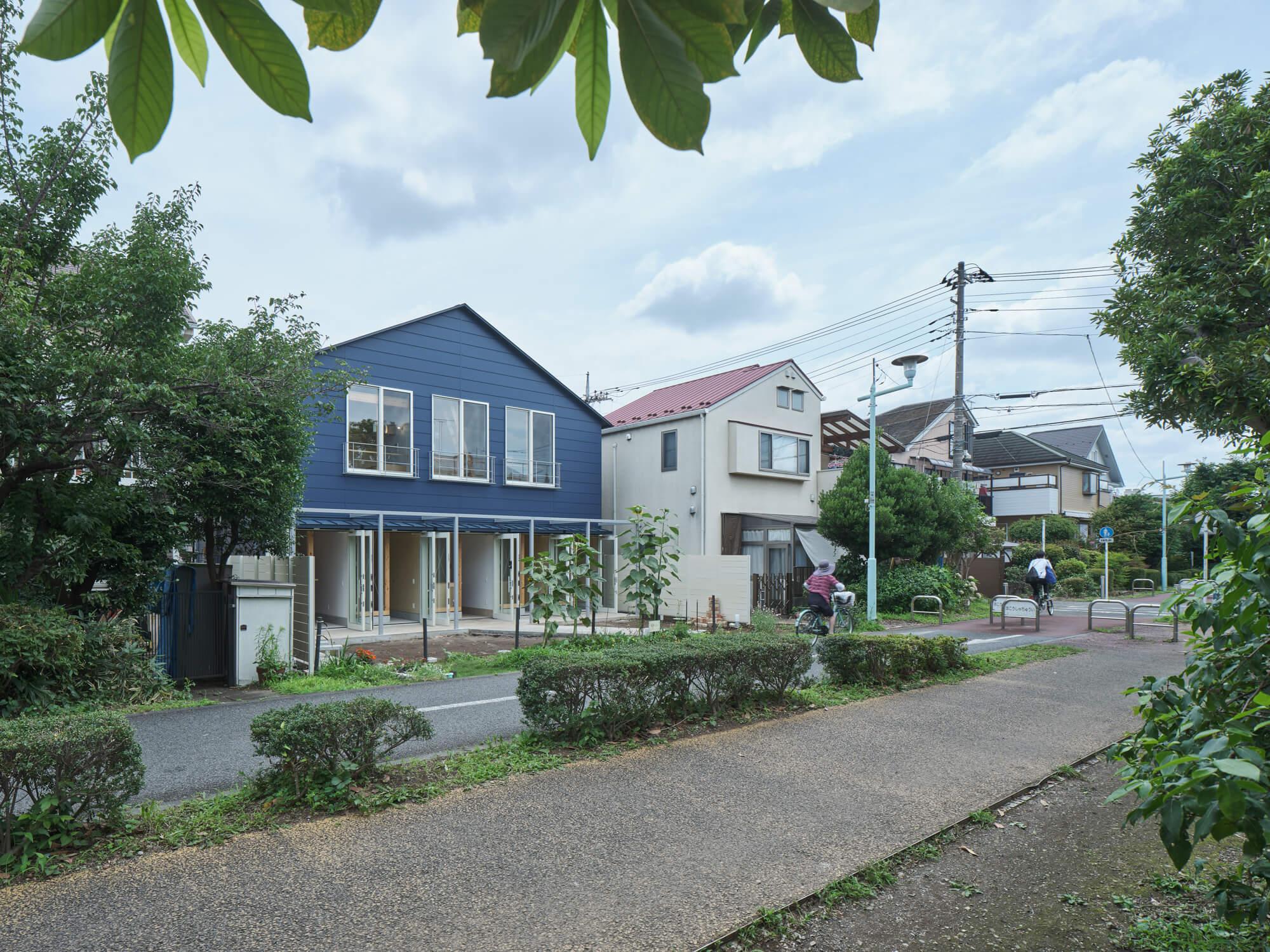 小平市花小金井の賃貸物件/グリーンロード側から見た外観。人があつまる光景が目に浮かびます