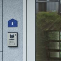 小平市花小金井の賃貸物件/インターホンとサイン（グリーンロードと反対側の居住者玄関）