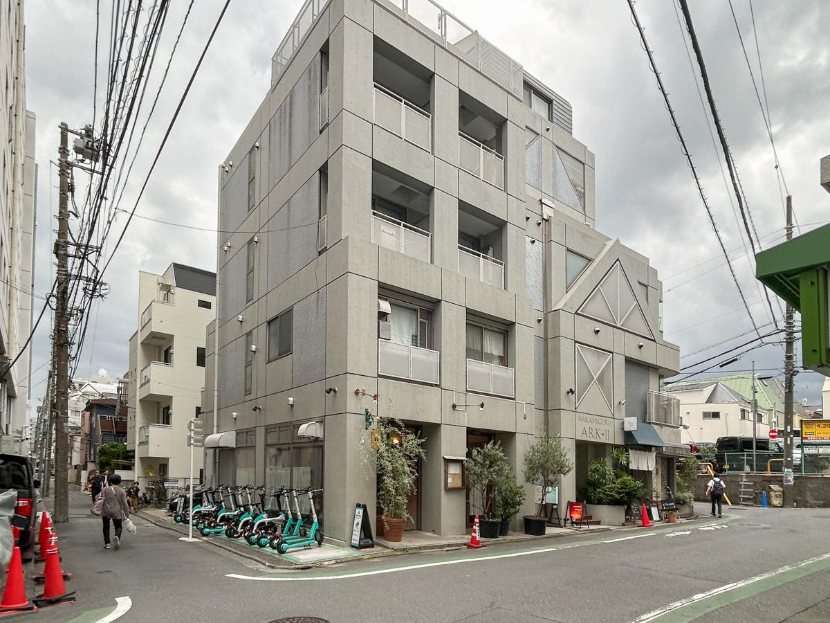 目黒区東山の賃貸物件/中目黒、池尻大橋の中間地帯に位置するマンション。コンクリート基調の外観が特徴的