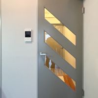 目黒区東山の賃貸物件/扉が若干のレトロさを感じさせてくれます