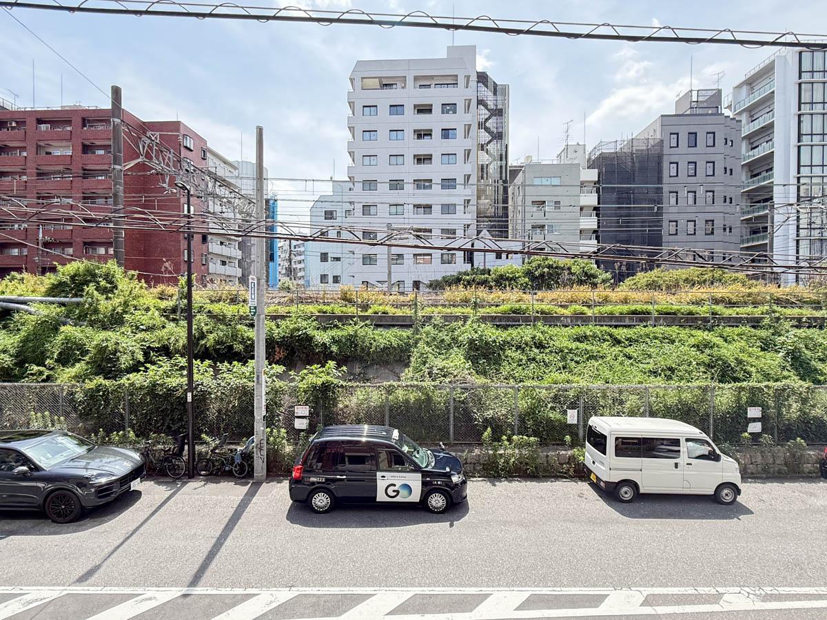 渋谷区東の賃貸物件/西側にはJR線の線路。電車の走行音は聞こえますが、その分視界が抜けていて開放感があります