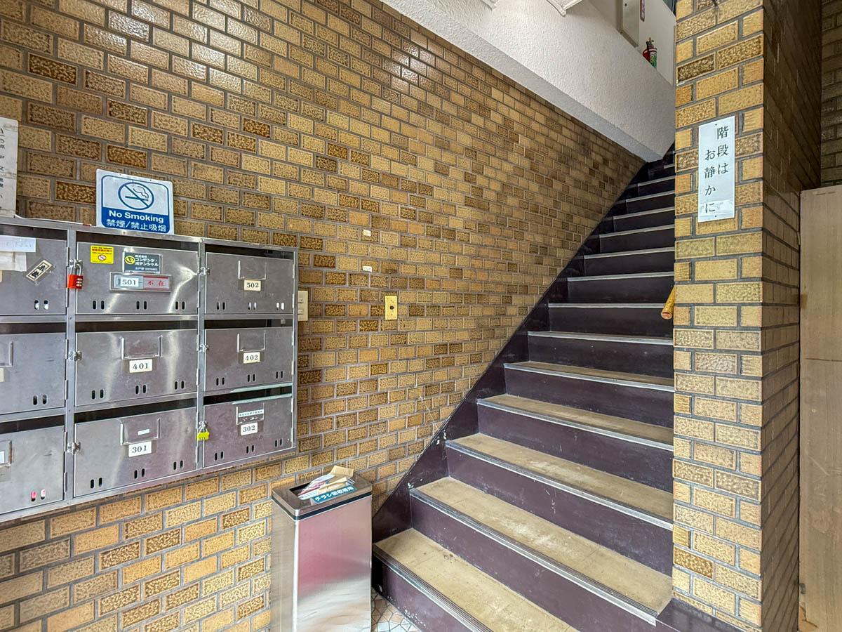 渋谷区東の賃貸物件/エントランス入ると階段が待っています